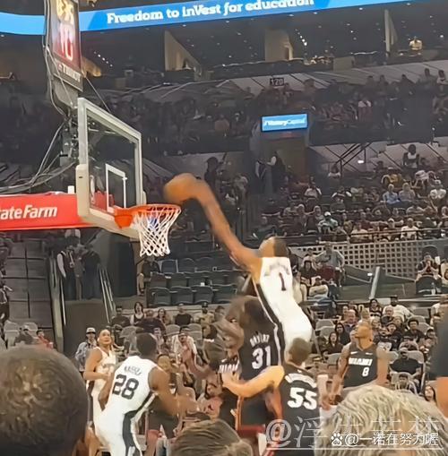 桑普森双变向戏耍对手,脚踝终结后单臂暴扣热血庆祝 桑普森双变向戏耍对手,脚踝终结后单臂暴扣热血庆祝